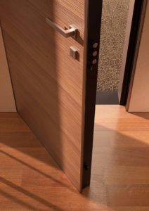 Dettaglio della porta blindata Sleek Out di Dierre