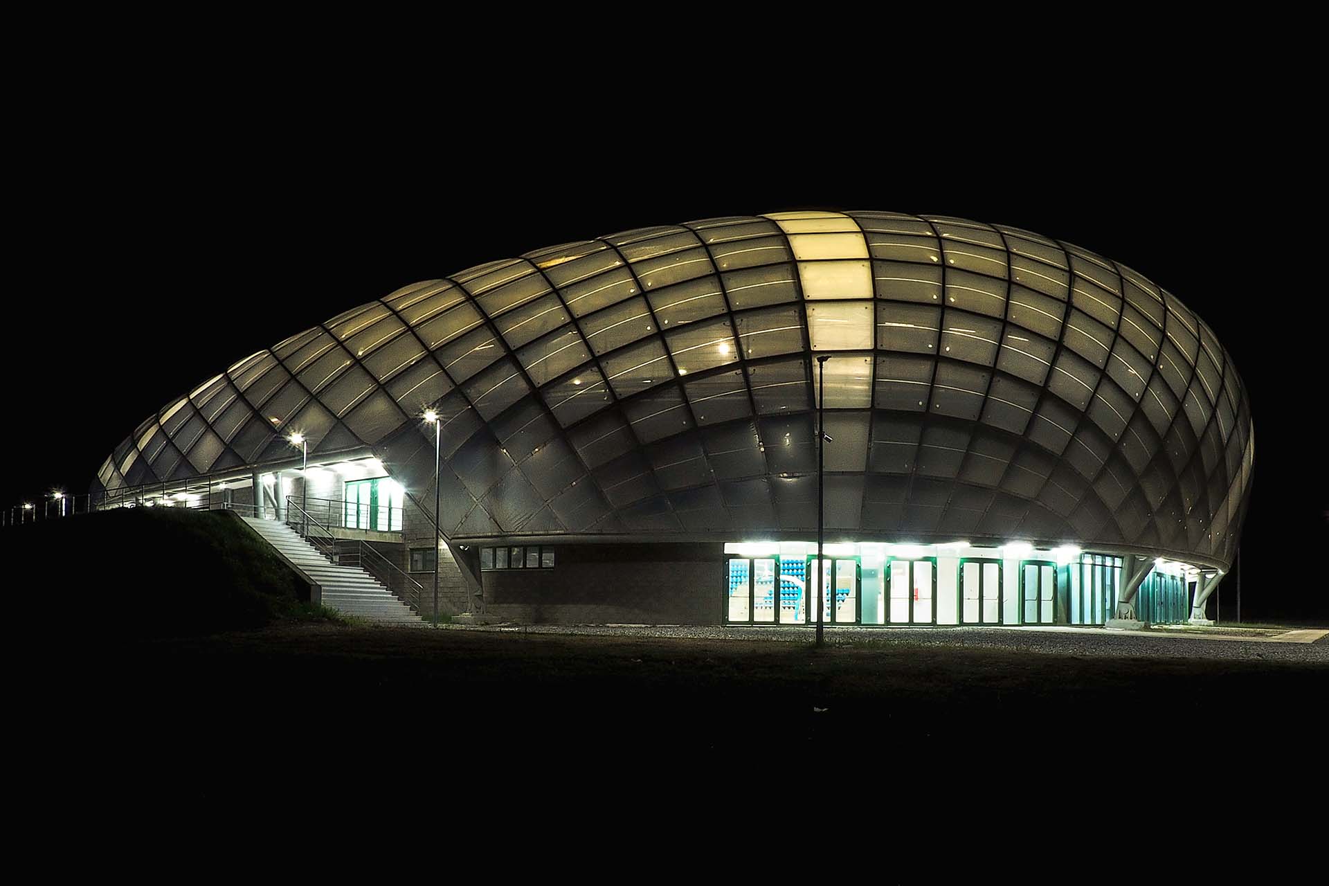 Vittorio Grassi Architects Palazzetto dello Sport di Lamezia Terme di notte