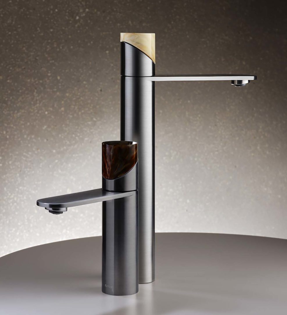 Il modello Slide di Fima Carlo Frattini disegnato da Davide Vercelli qui proposto in Cromo Nero Spazzolato con maniglie in Resina Avorio e Resina Corno