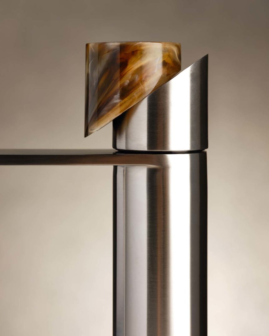 Il modello Slide di Fima Carlo Frattini disegnato da Davide Vercelli qui proposto in acciaio inox con maniglia in Resina Cornon Cromo Nero Spazzolato con maniglie in Resina Avorio e Resina Corno