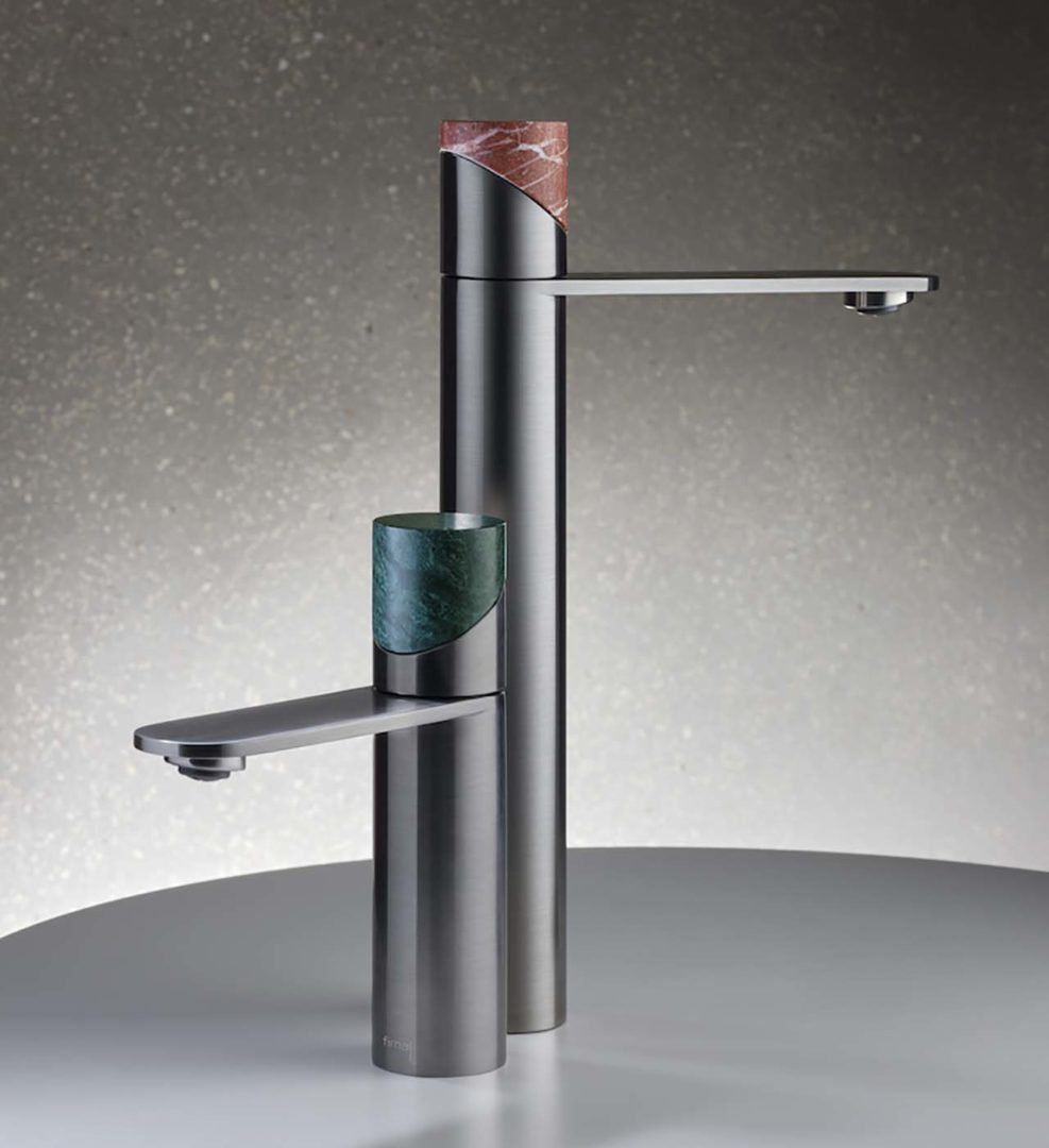 Il modello Slide di Fima Carlo Frattini disegnato da Davide Vercelli qui proposto in acciaio inox con maniglie in Marmo Rosso Lepanto e Marmo Verde Guatemala