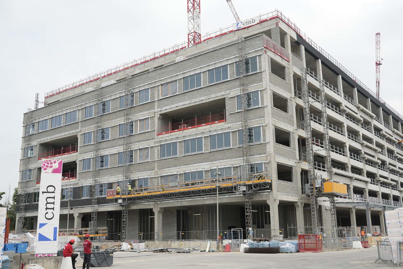 Facciata sud, di tipo continua, con struttura realizzata con montanti e traversi e serramenti con profili strutturali in acciaio e alluminio