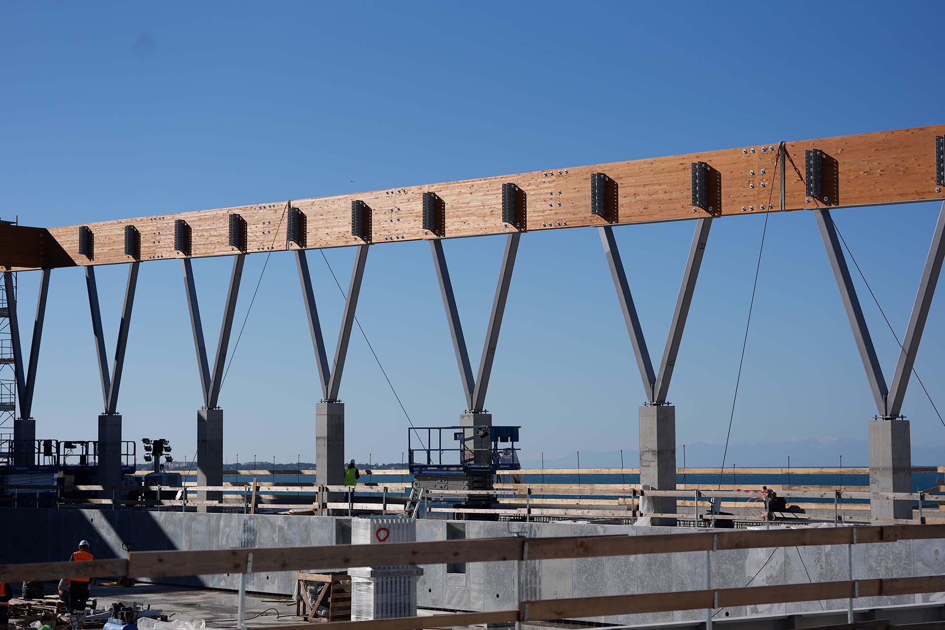 La traave della copertura dell'impianto nataorio di Taranto