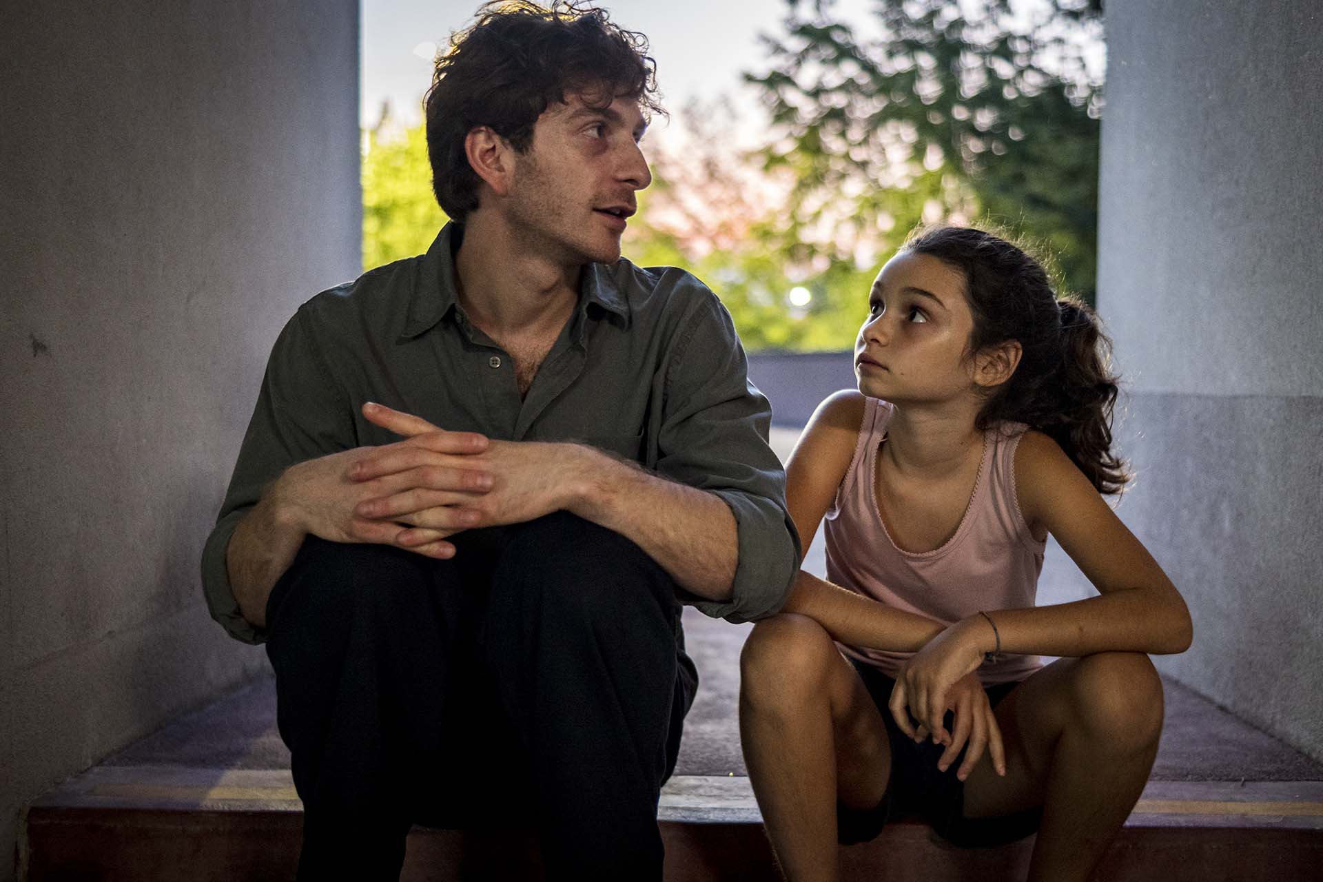 Il protagonista e la bimba