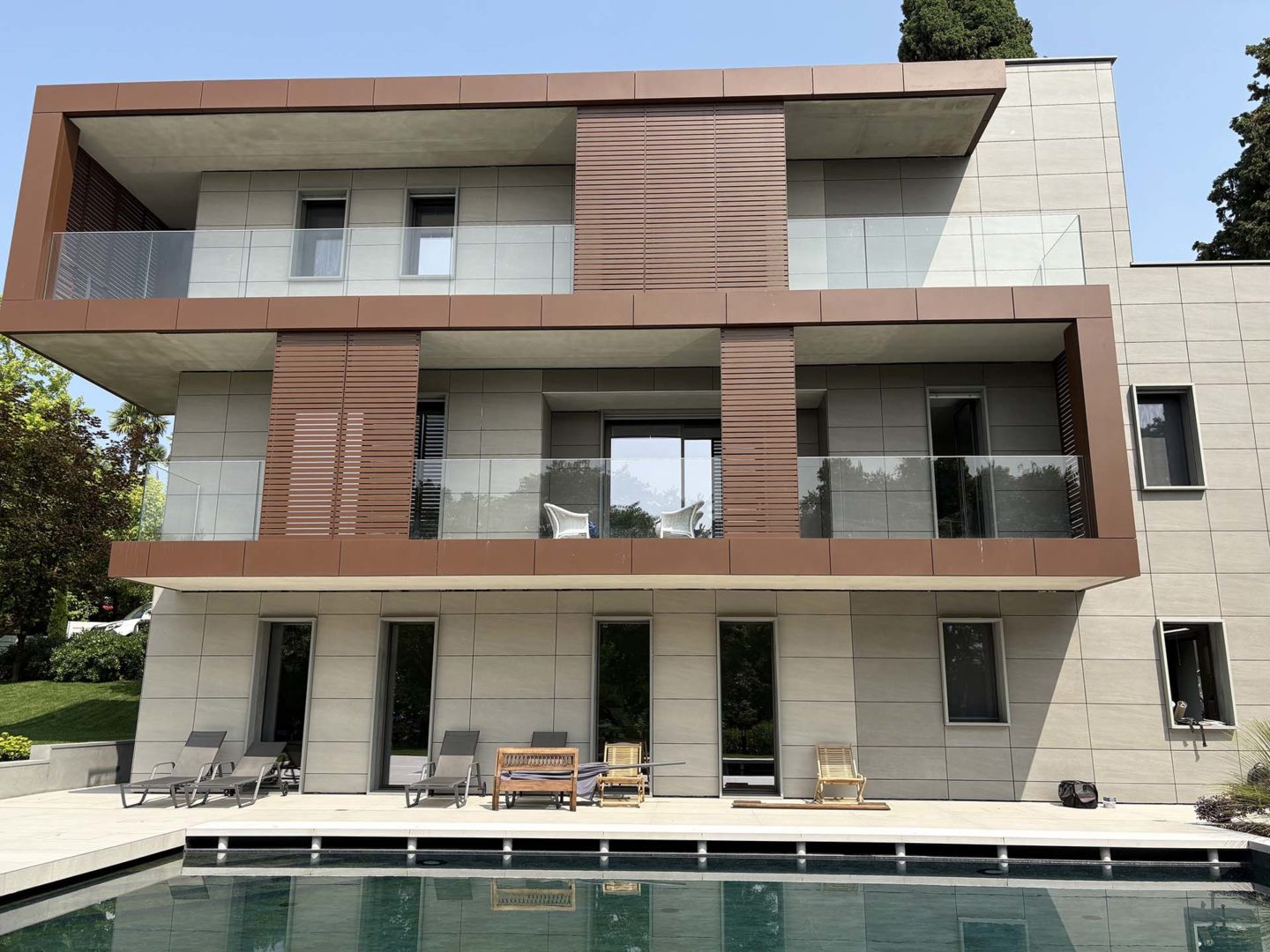 Il rivestimento in gres bicromatico, con grandi lastre a fissaggio nascosto, conferisce alla facciata eleganza materica e continuità visiva