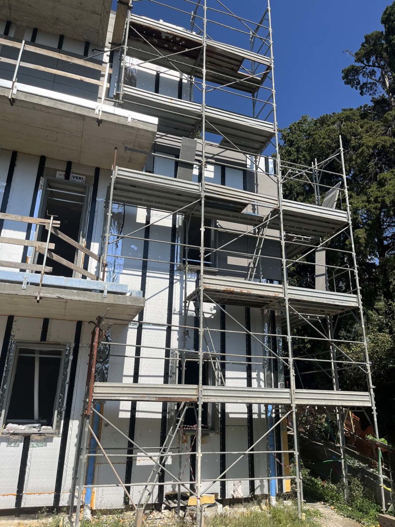 Il sistema Isotec Parete integra isolamento e sottostruttura, consentendo una posa a secco rapida e precisa anche su geometrie complesse. La semplicità di installazione e la flessibilità del sistema permettono di combinare qualità architettonica, affidabilità tecnica e tempi di cantiere ridotti