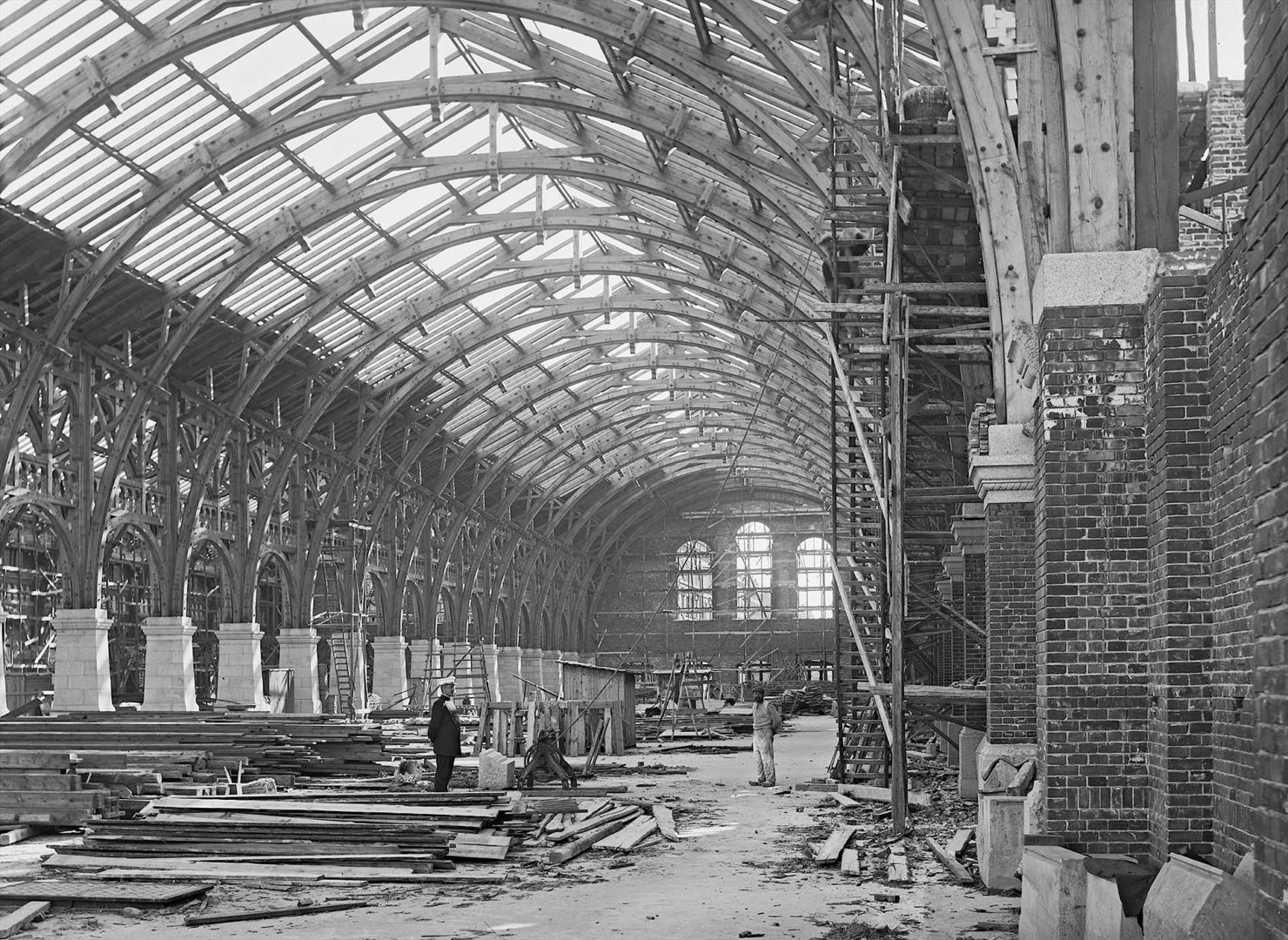 In costruzione. Già nelle immagini storiche la hall si presenta come spazio pubblico aperto, vivido e dinamico. Un ambiente pensato per accogliere, orientare e rappresentare l’identità di una città in crescita | ©Peter Elfelt (1866 -1931)