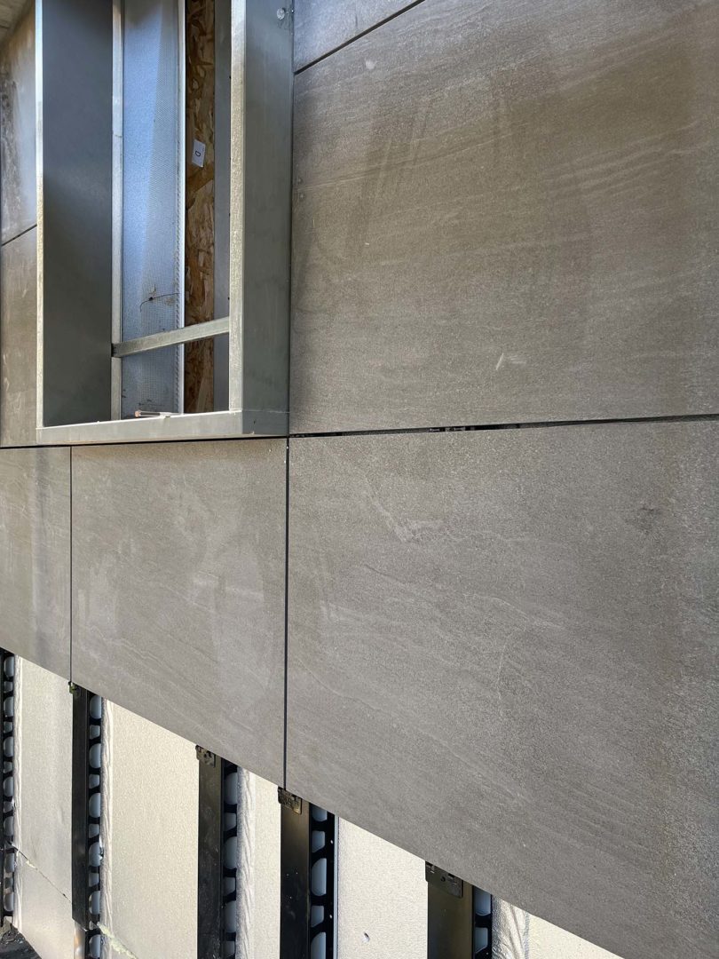 La facciata ventilata diventa elemento compositivo e prestazionale, che migliora il comfort abitativo e l’efficienza energetica dell’involucro