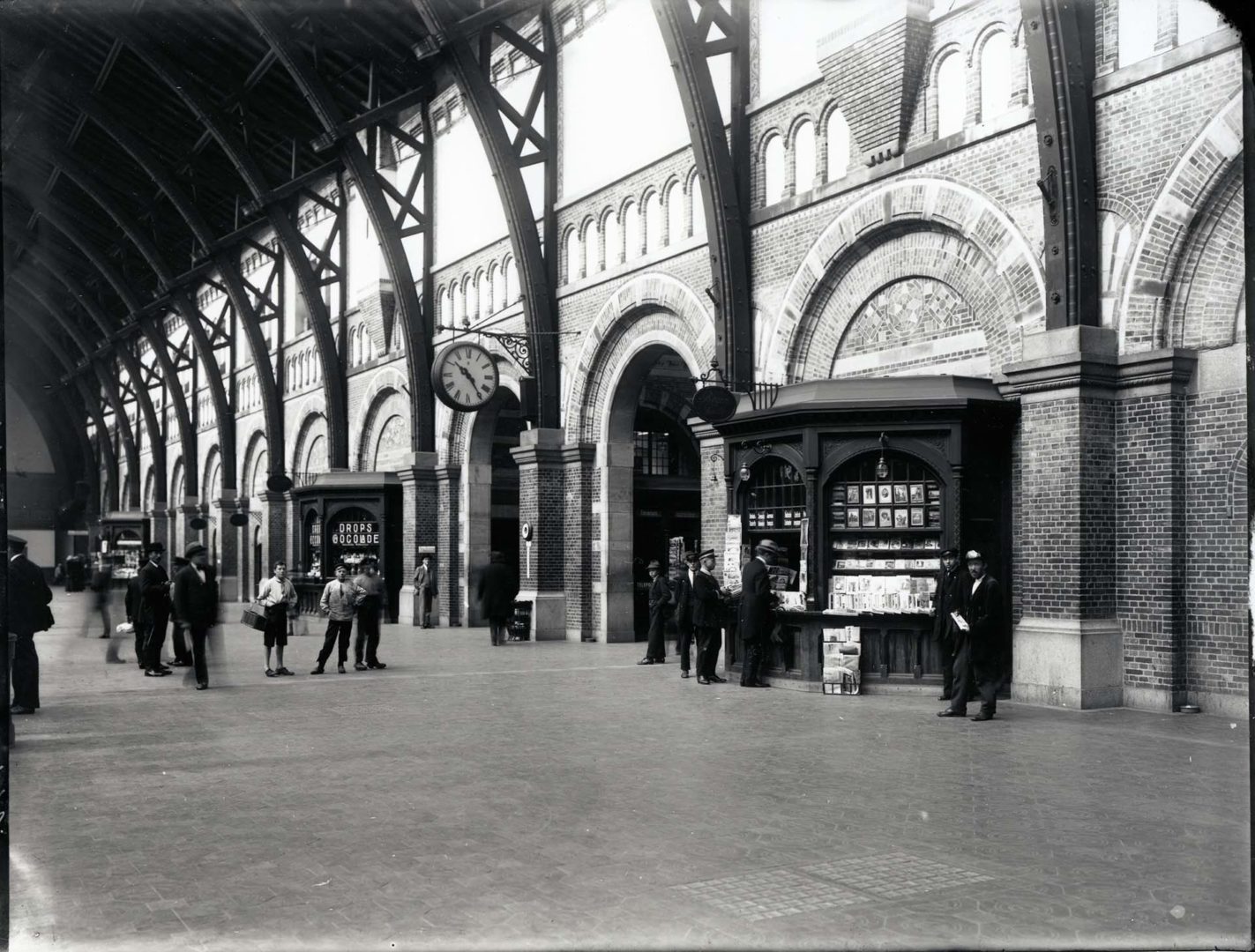 La grande hall all’inizio del Novecento. La maestosa copertura in legno, con le sue arcate ritmate, accoglieva già allora migliaia di viaggiatori ogni giorno. Un simbolo di modernità e orgoglio nazionale, concepito per durare nel tempo | ©Ernst Nyrop-Larsen (1866 -1931)
