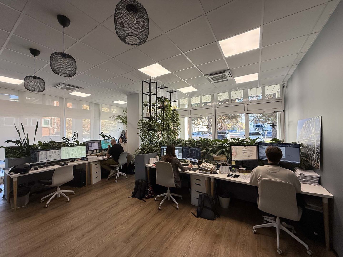 L’open space dello studio, caratterizzato da postazioni collaborative, luce naturale e un’ampia presenza di verde
