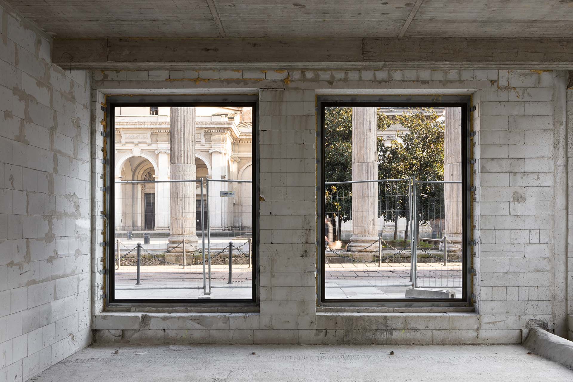 Montaggio dei serramenti e dei parapetti realizzati con bacchette metalliche con finitura in bronzo brunito