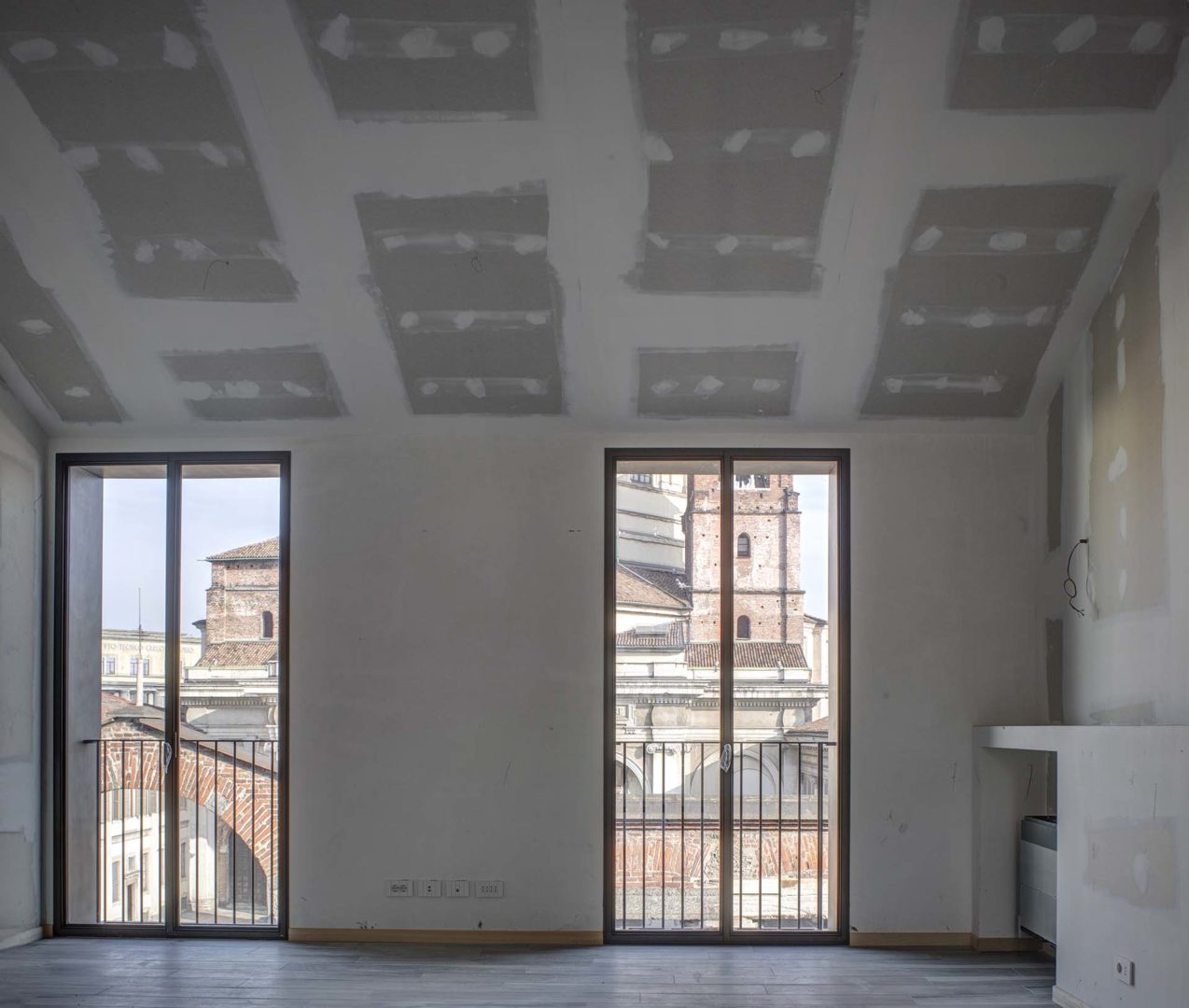 Montaggio dei serramenti e dei parapetti realizzati con bacchette metalliche con finitura in bronzo brunito