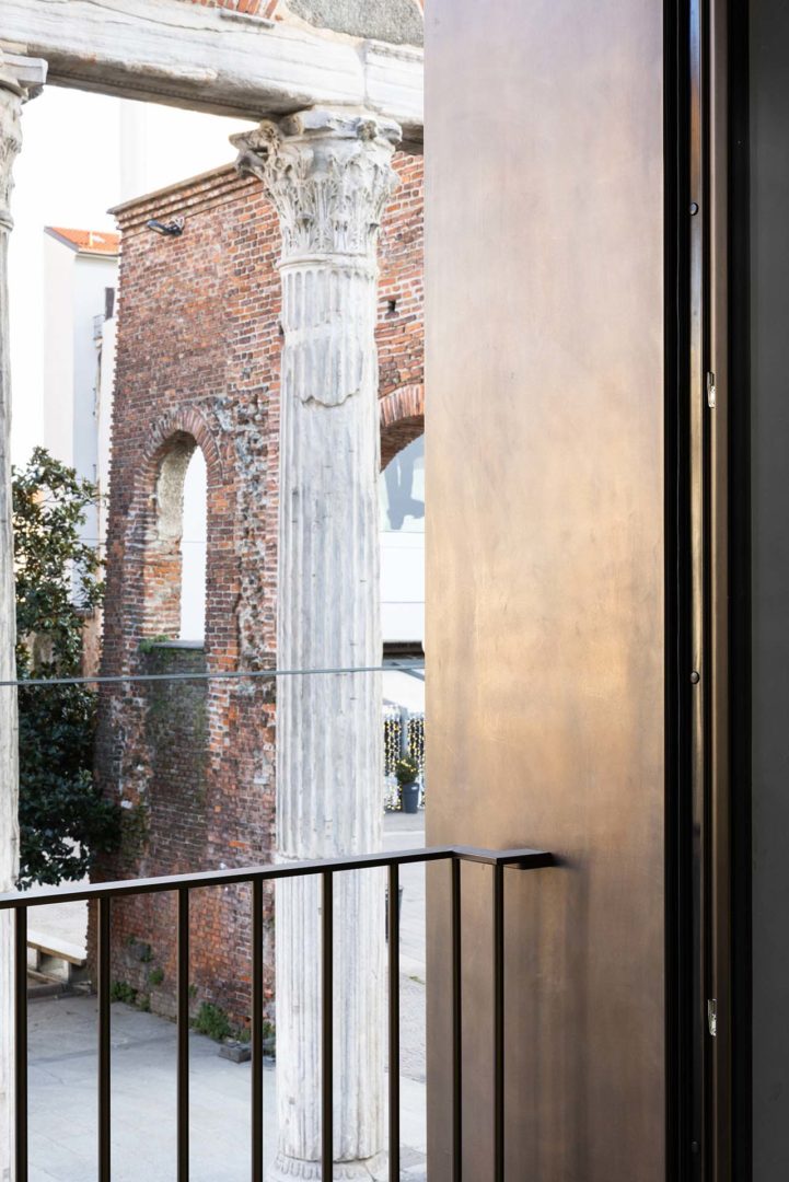 Montaggio dei serramenti e dei parapetti realizzati con bacchette metalliche con finitura in bronzo brunito