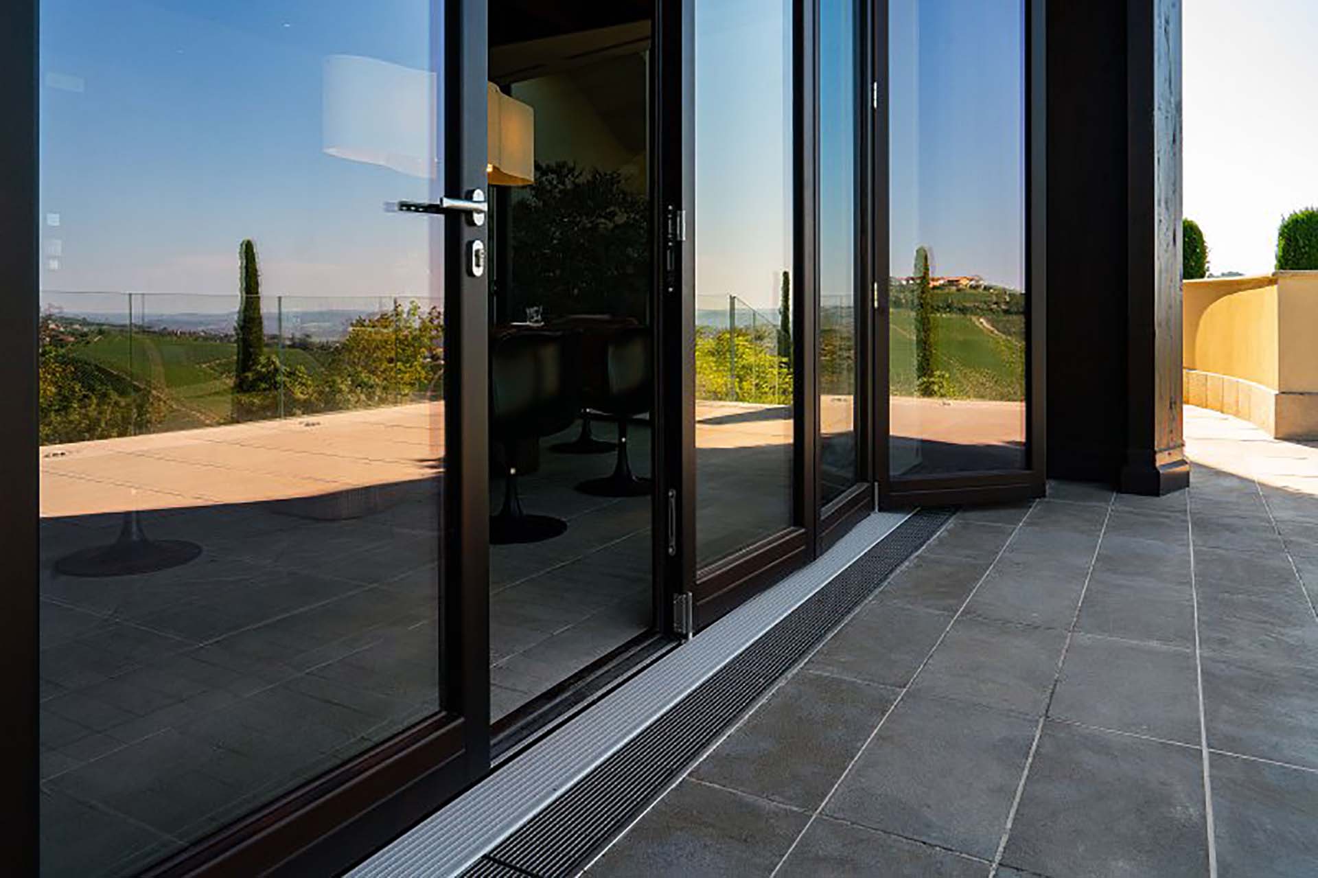 Particolare della finestra scorrevole a libro aperta