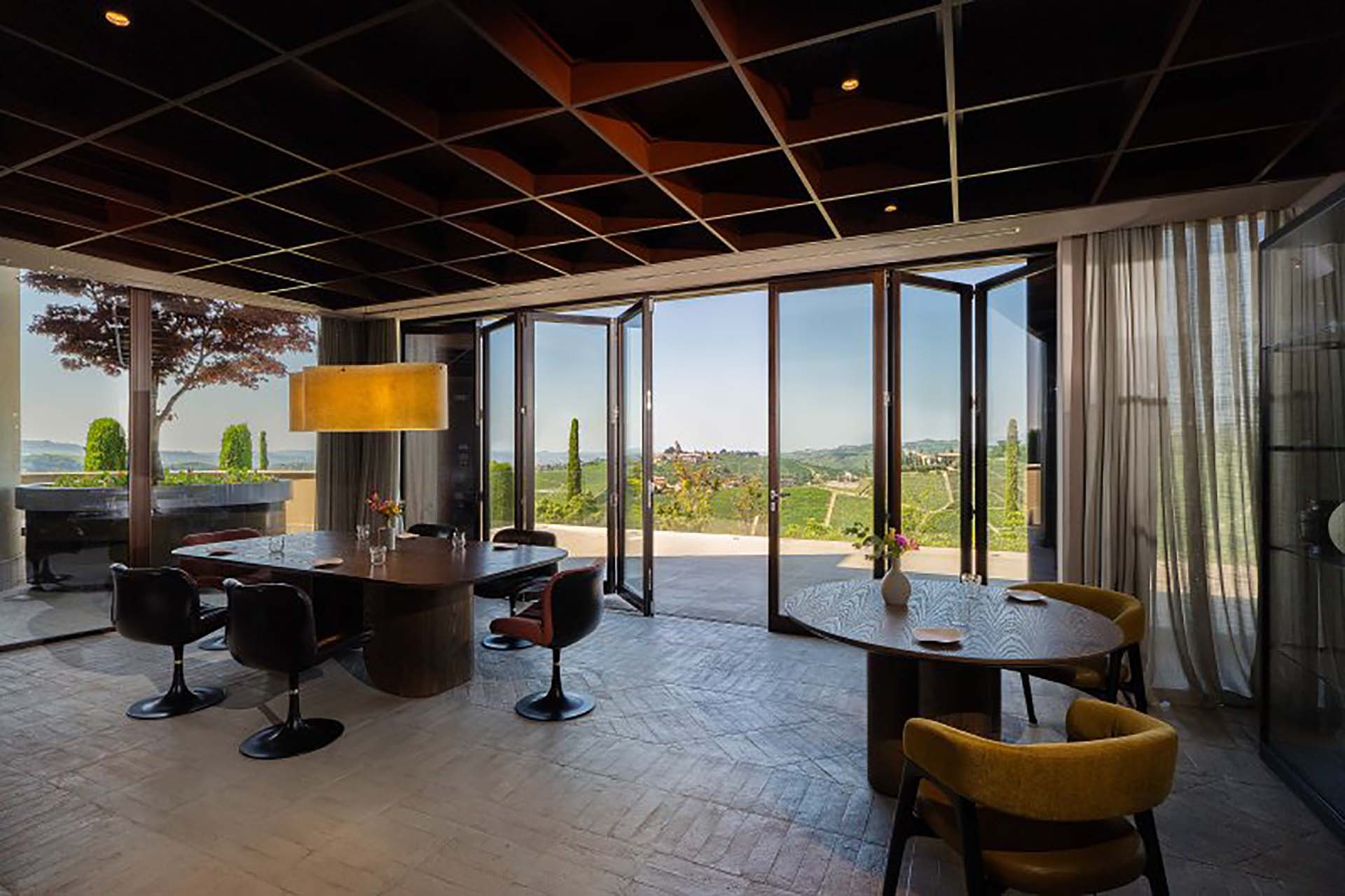 Finestra scorrevole a libro in legno vista dall'interno