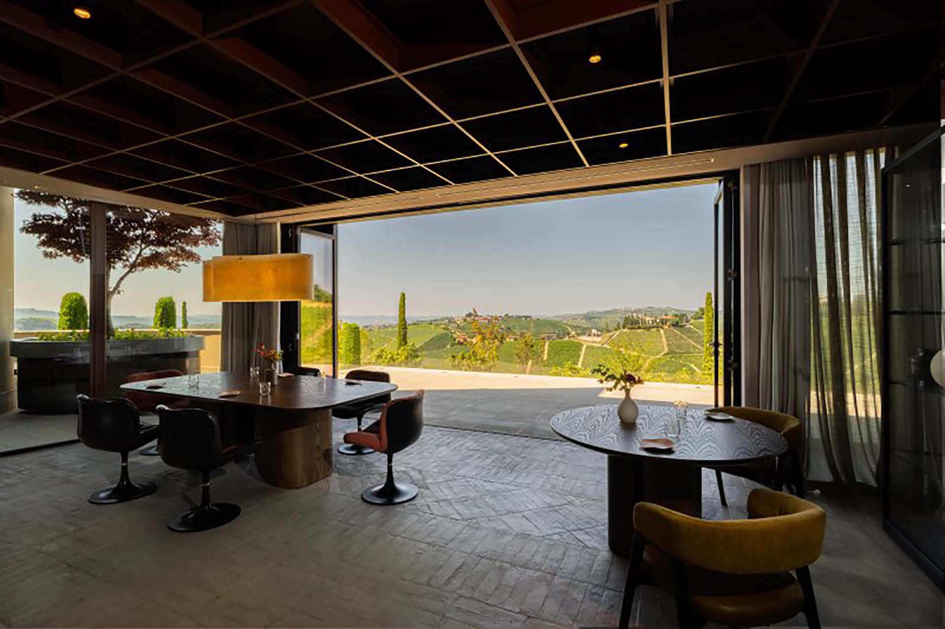 Finestra scorrevole a libro in legno che si affaccia sulle Langhe