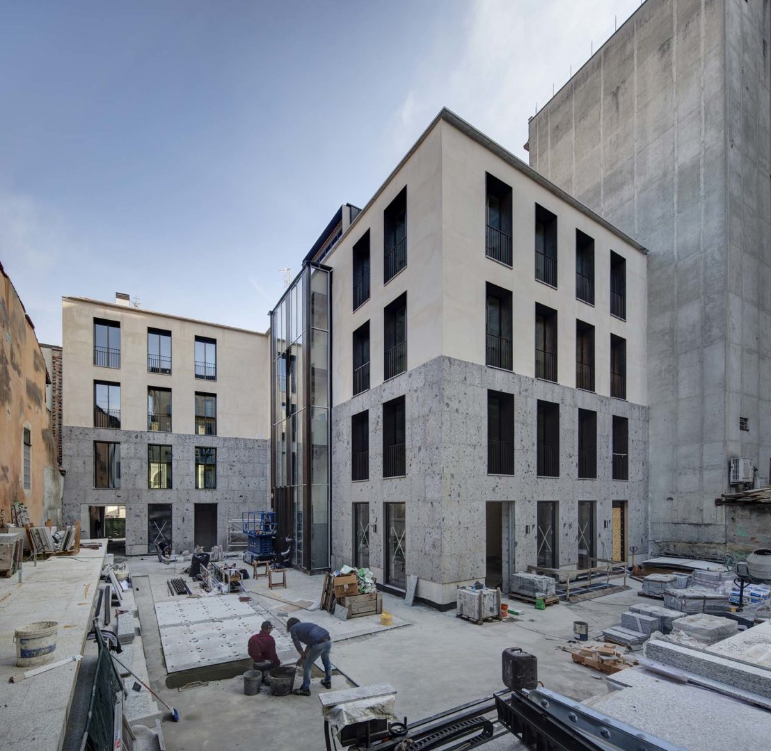 Per il rivestimento della pavimentazione della corte interna sono state posate delle lastre in granito di Montorfano e del serizzo