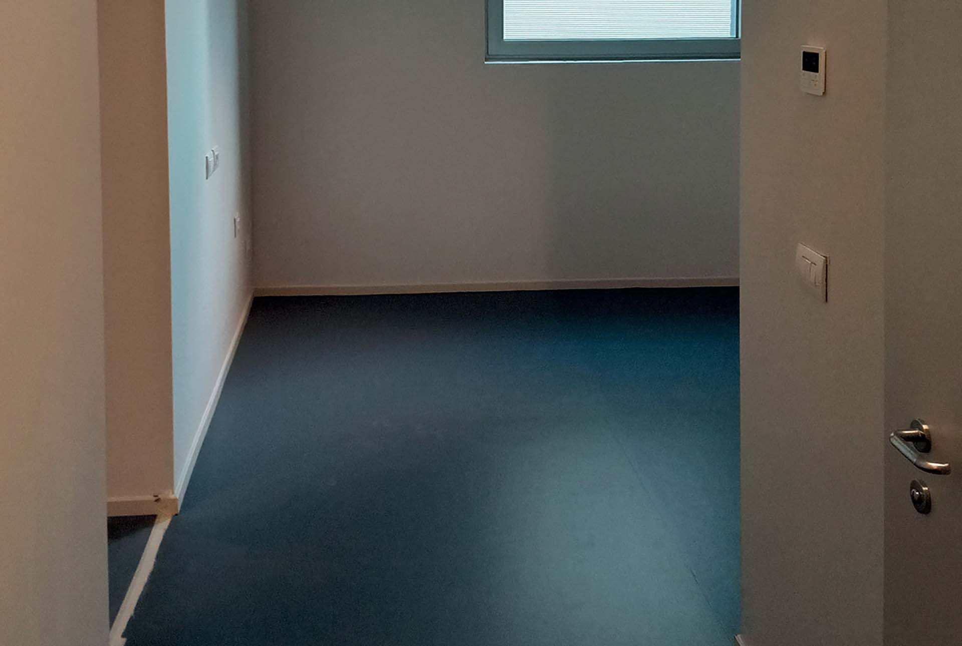 Per la posa dei pavimenti in linoleum nei corridoi e nelle camere del Villaggio è stato utilizzato l'adesivo Ultrabond Eco 530