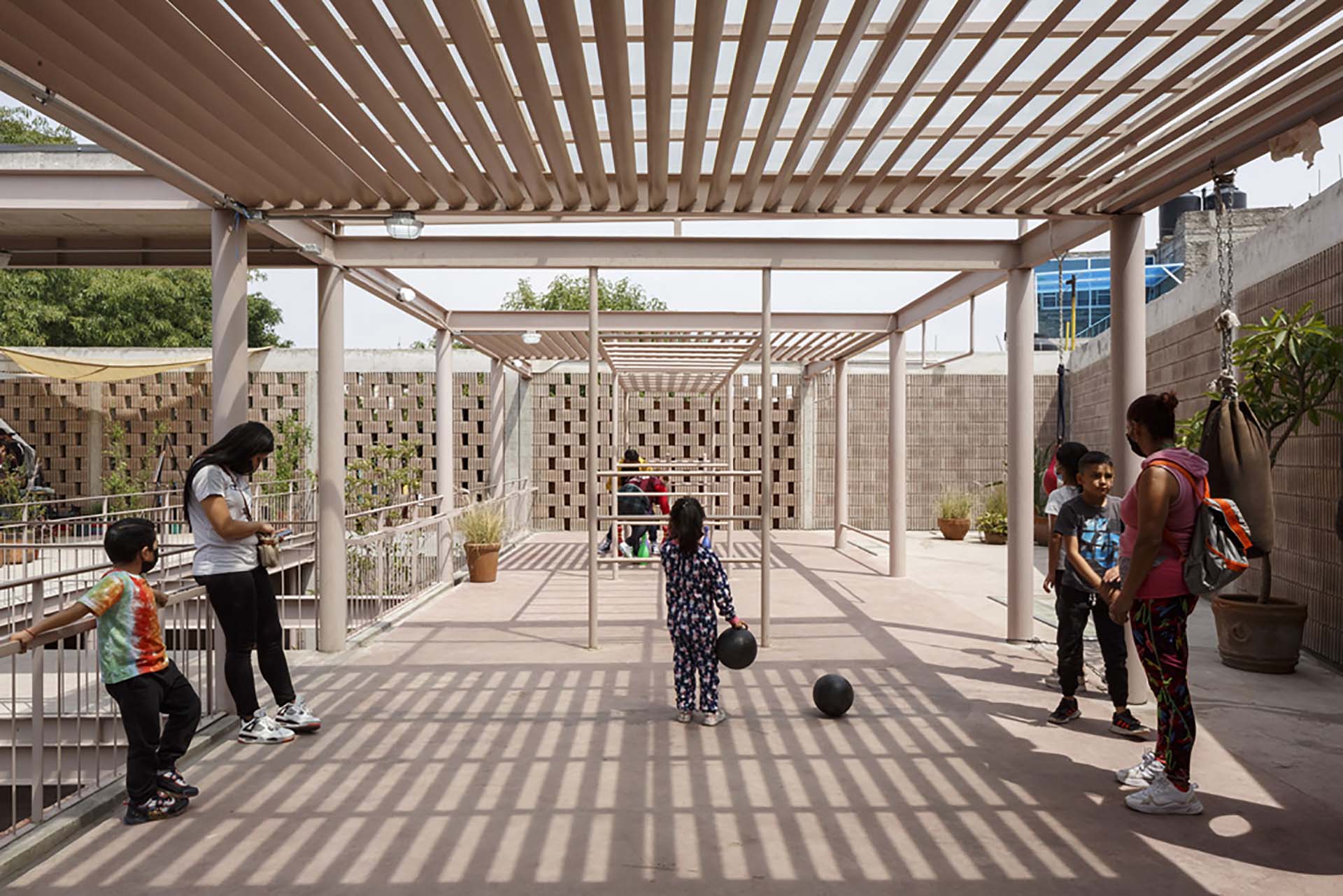 Pilares, Rozana Montiel Estudio de Arquitectura, Iztapalapa, Ciudad de México, 2022 ©Sandra Pereznieto