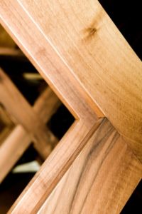 Gli elementi di chiusura realizzati in essenze naturali, sono caratterizzati da elevate prestazioni termoisolanti, qualità estetiche e necessità di corretta protezione e manutenzione nel tempo