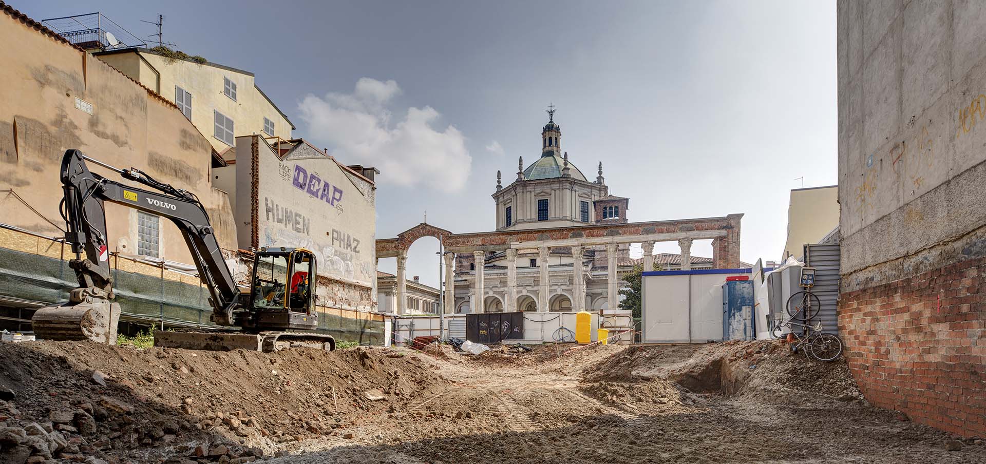 Realizzazione dello scavo eseguito dopo le indagini preliminari e la bonifica