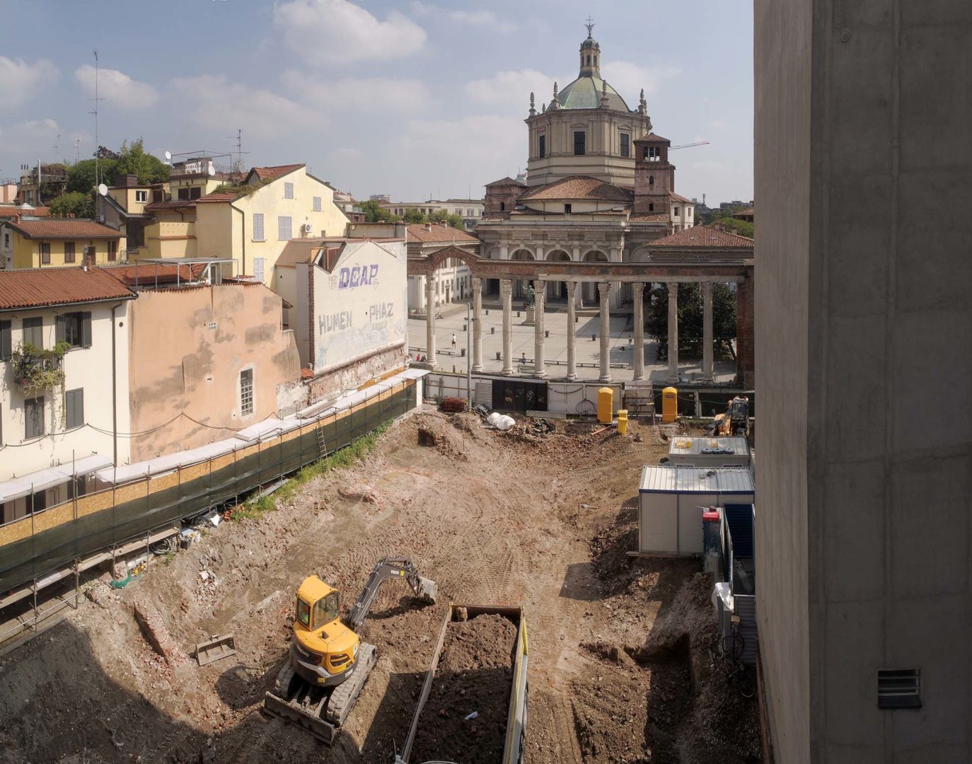 Realizzazione dello scavo eseguito dopo le indagini preliminari e la bonifica