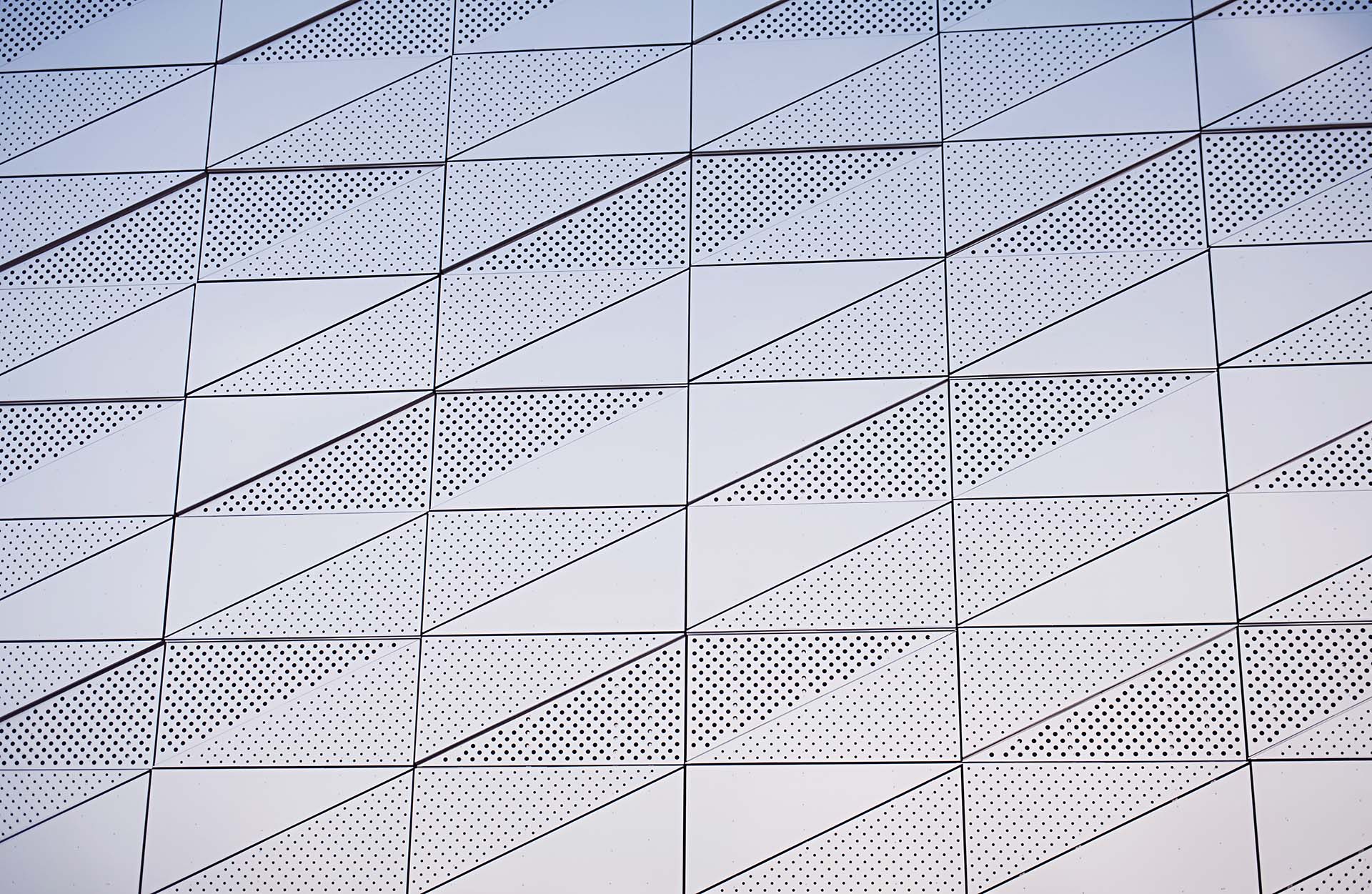 Sistema a secco e modulare, la facciata ventilata garantisce montaggio rapido, reversibilità a fine vita e adattabilità a interventi di restyling, con impatto estetico e tecnologico contemporaneo