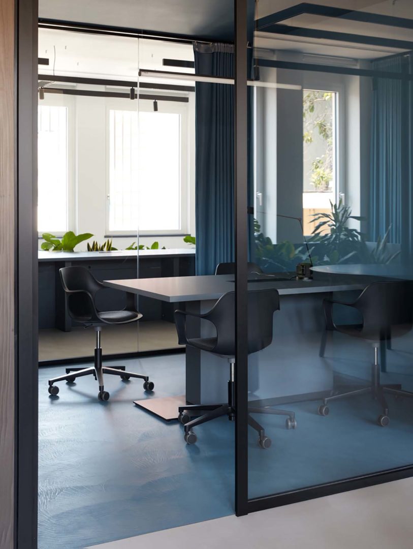 Solidro silver grey per il corridoio e blu personalizzato per gli uffici di Mind The Value