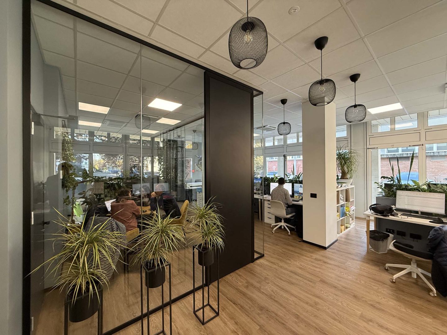 Gli spazi di lavoro di F-Ingegneria a Calderara di Reno, nei pressi di Bologna, progettati per favorire concentrazione, dialogo e condivisione tra i team