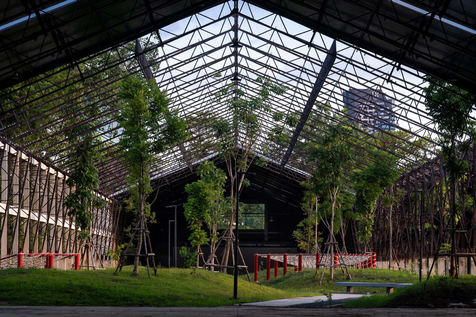 Un ex capannone che è stato aperto per far penetrare il paesaggio