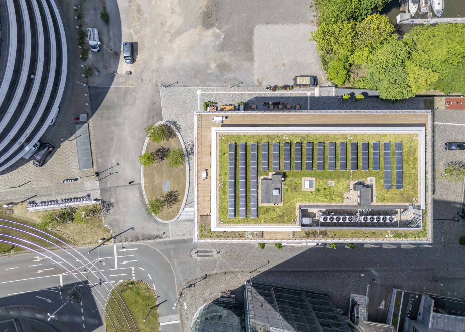 Vista dall’alto con tetto verde e pannelli fotovoltaici