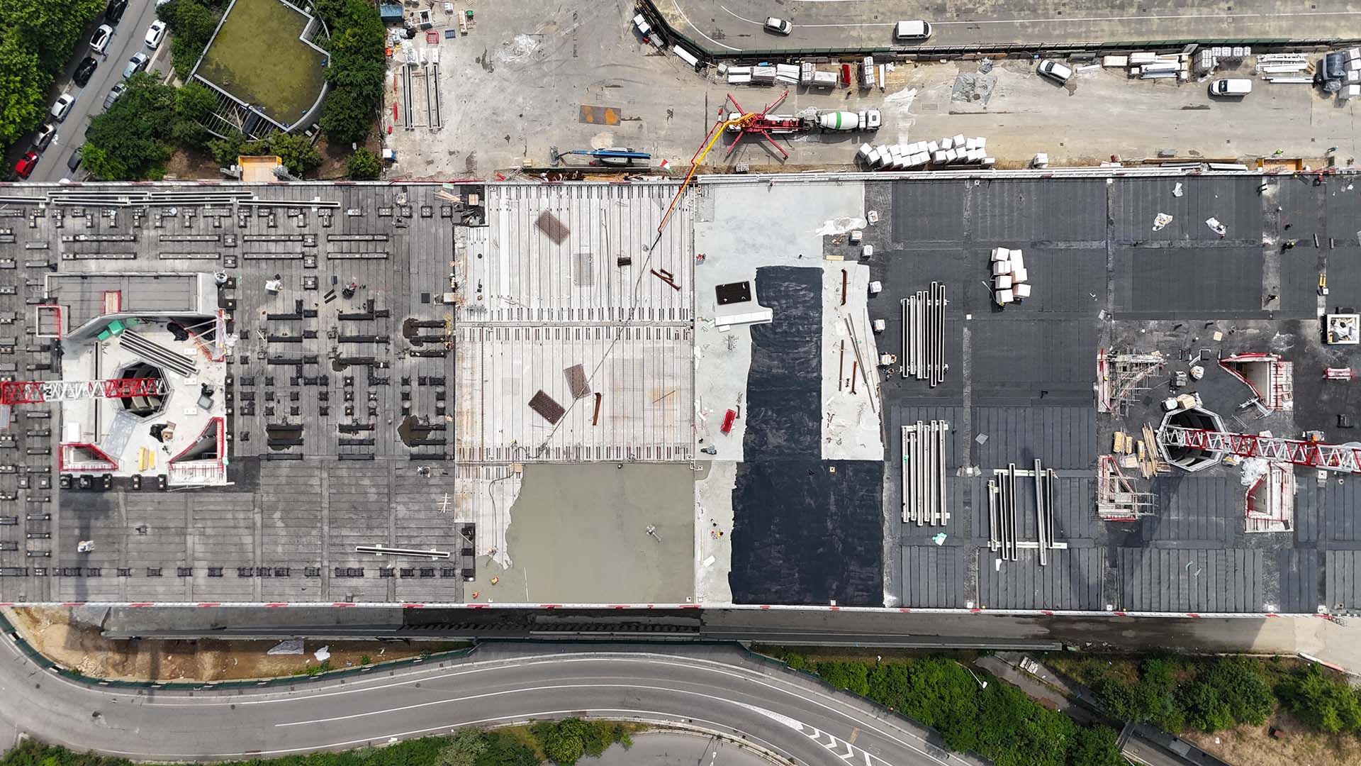 Vista dall’alto della copertura, realizzata con lastre alveolari, su cui verranno installate le componenti impiantistiche dell’energy center e un campo fotovoltaico