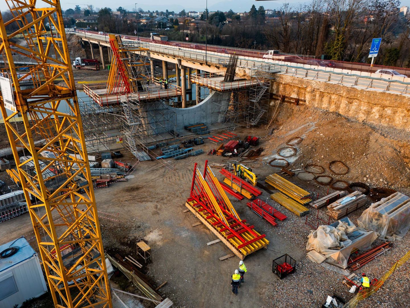 Facchinetti Costruzioni il ponte di Palazzolo da dismettere scorre a fianco del cantiere