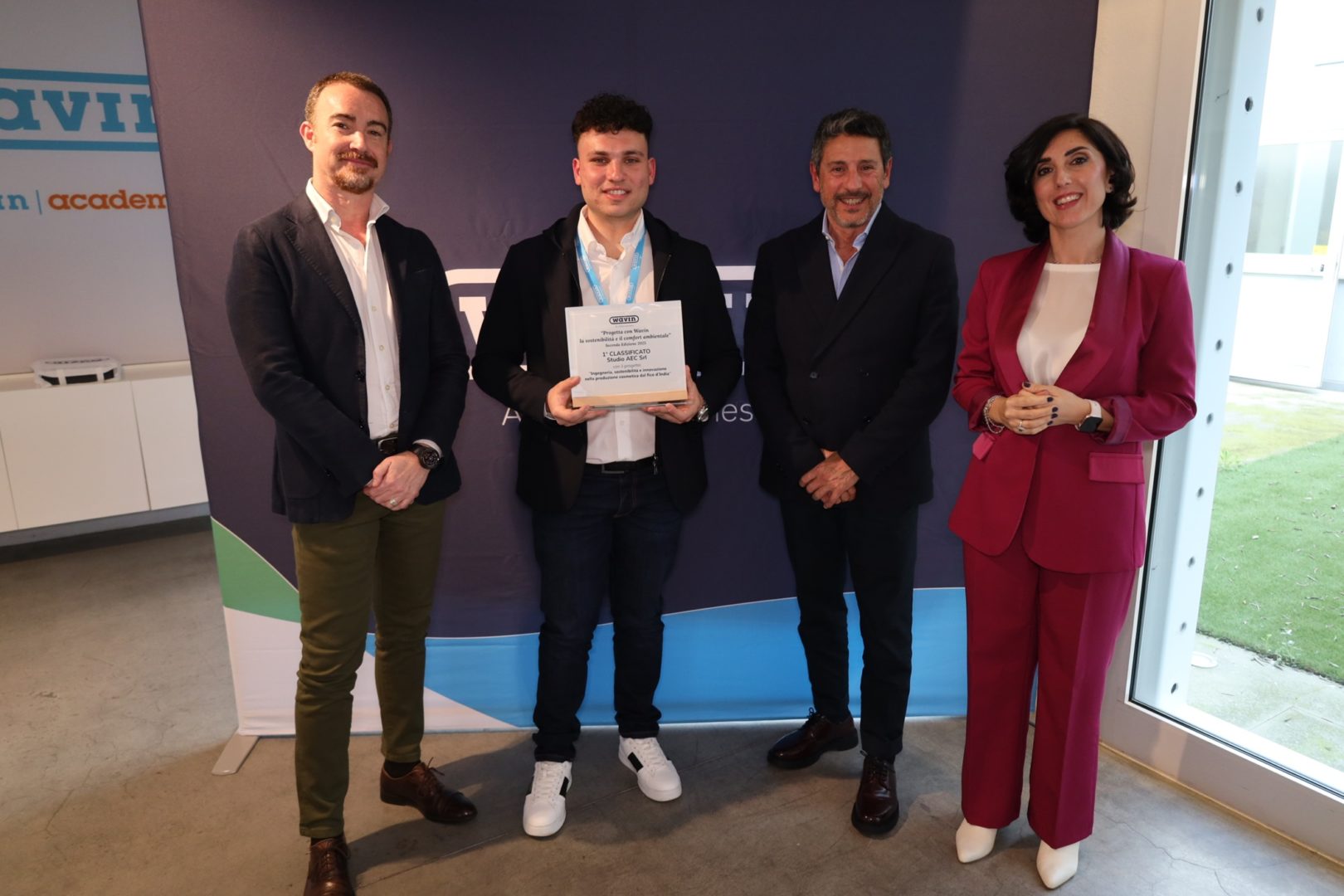 Il management di Wavin Italia con lo studio 1° classificato. Da sinistra Alessandro Coletti (Responsabile tecnico di Wavin Italia), Francesco Favasuli e Domenico Tripodi (Studio Aec), Beatrice Bissi (Responsabile marketing di Wavin Italia)