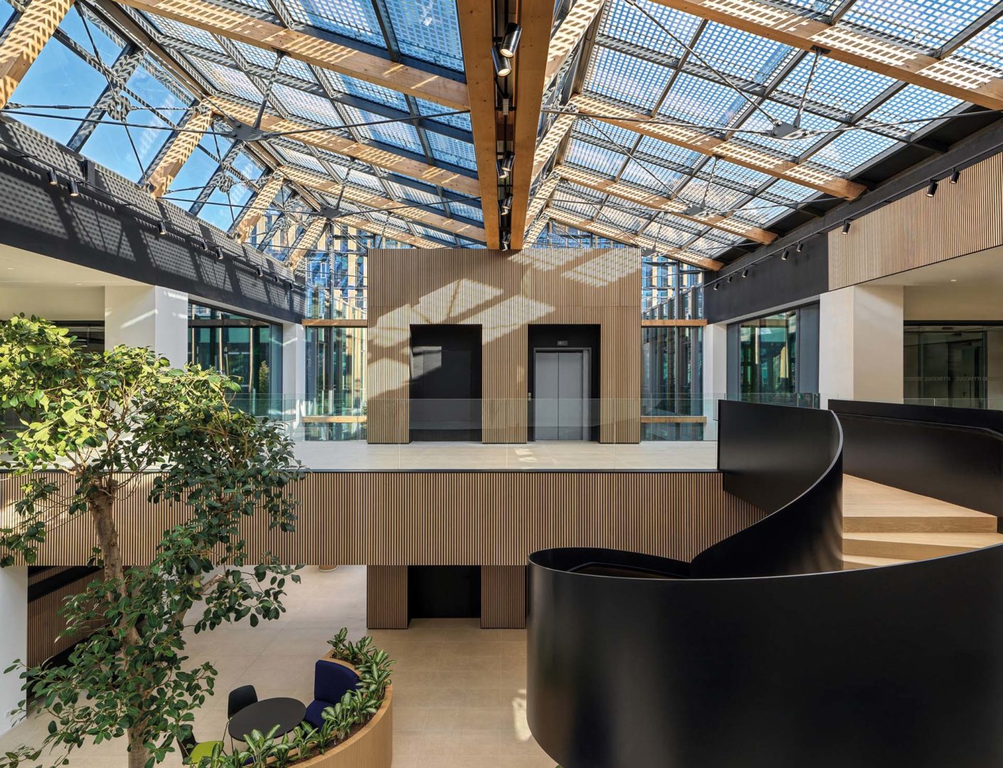 Lombardini22 Zucchetti Village Vista interna della Serra Bioclimatica con copertura a shed in legno e vetro | @Matteo Piazza