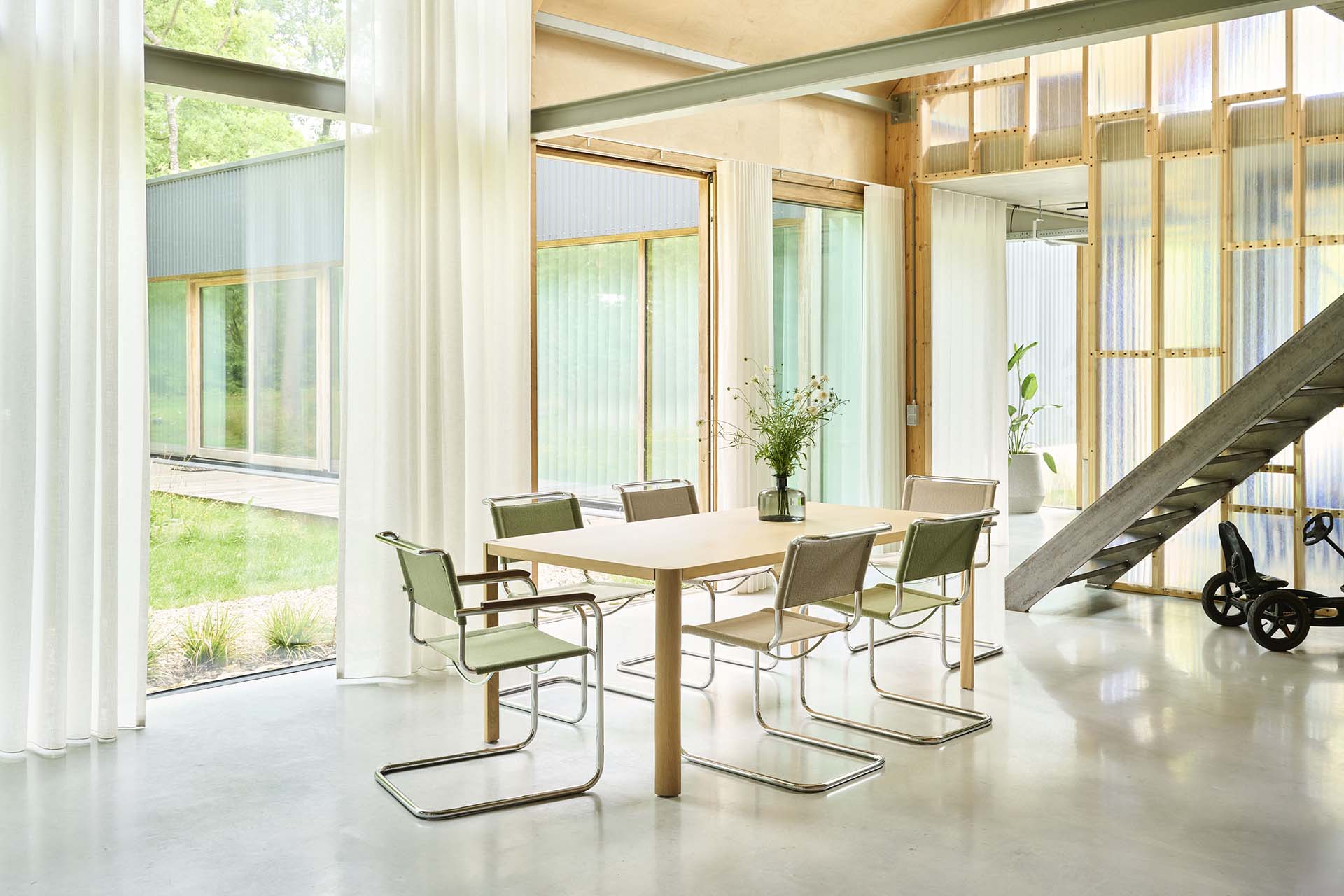 I colori del giardino si riflettono nel living grazie alle sedie Thonet