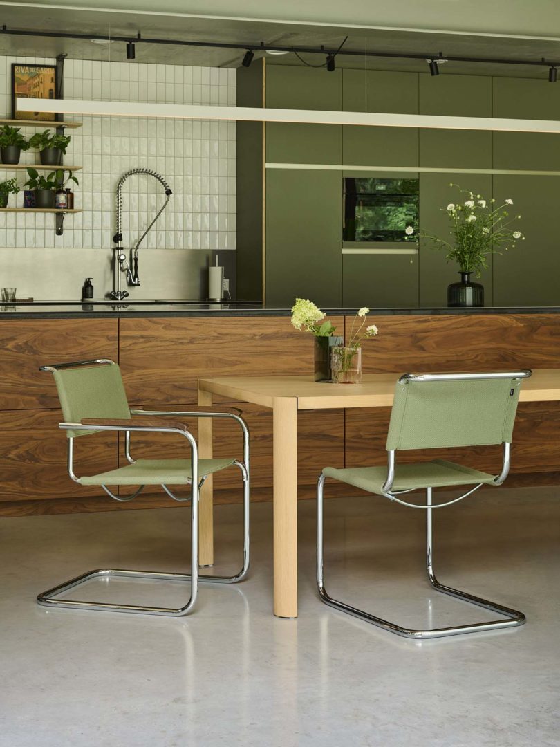Le sedie fanno pendant con la cucina