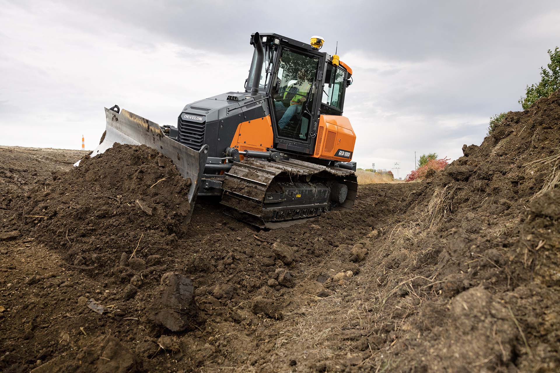 Il dozer Develon garantisce massima stabilità su ogni terreno