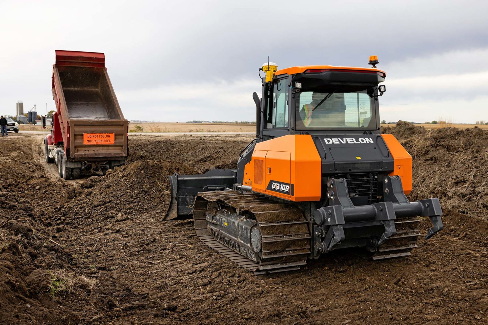 Il nuovo dozer Dd100 di Develon si distingue per il rapporto peso/potenza