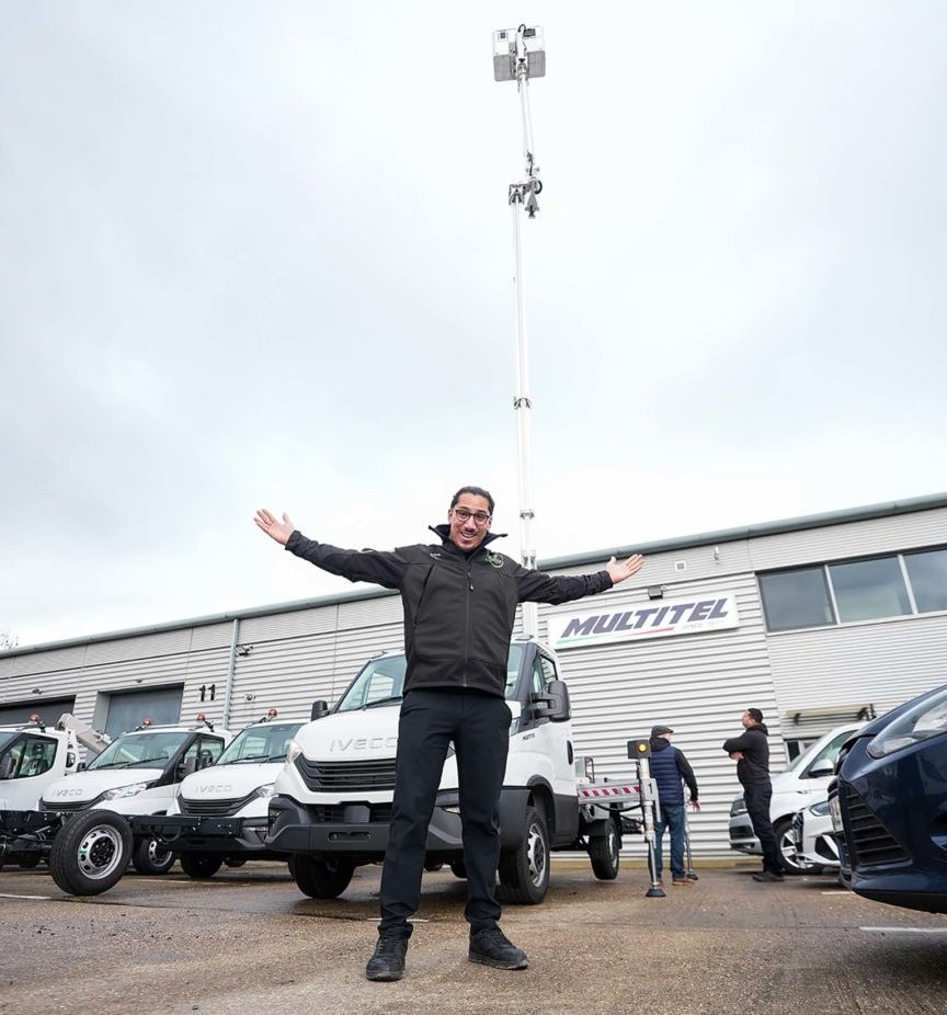 Lawrence-Thor Stephen davanti al mezzo MZ250 nel piazzale della Multitel Uk